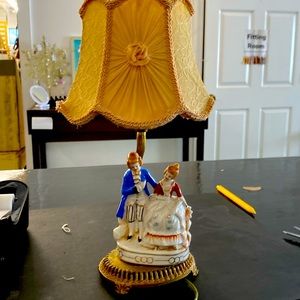 Vintage Colonial Porcelain lamp